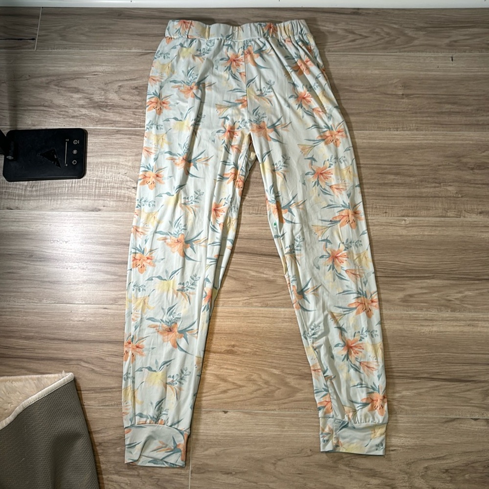 Tahari loose floral pattern leggings